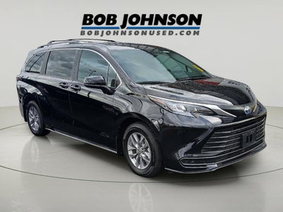 2025 Toyota Sienna LE 8-Passenger