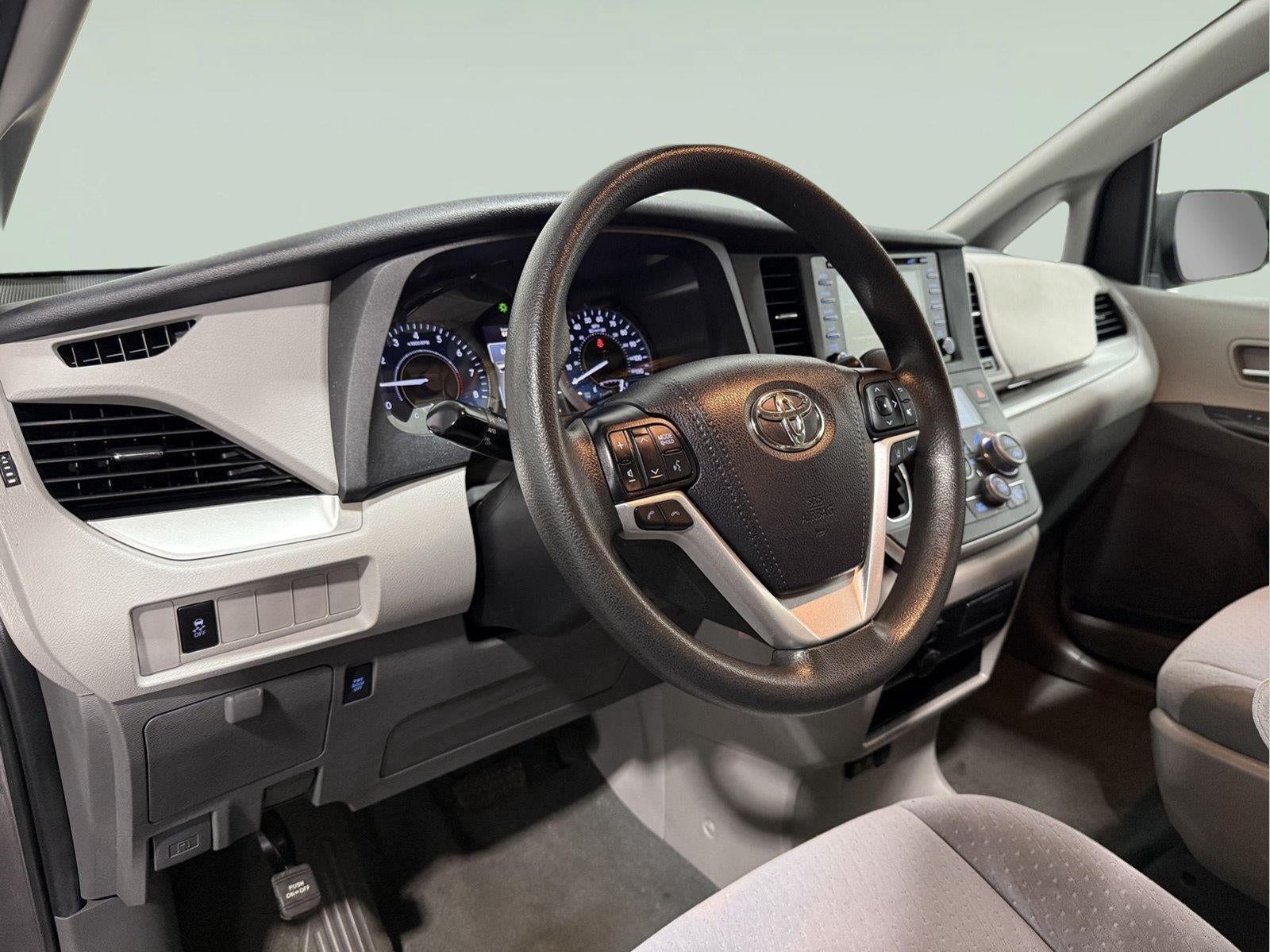 2020 Toyota Sienna LE Mobility 7-Passenger