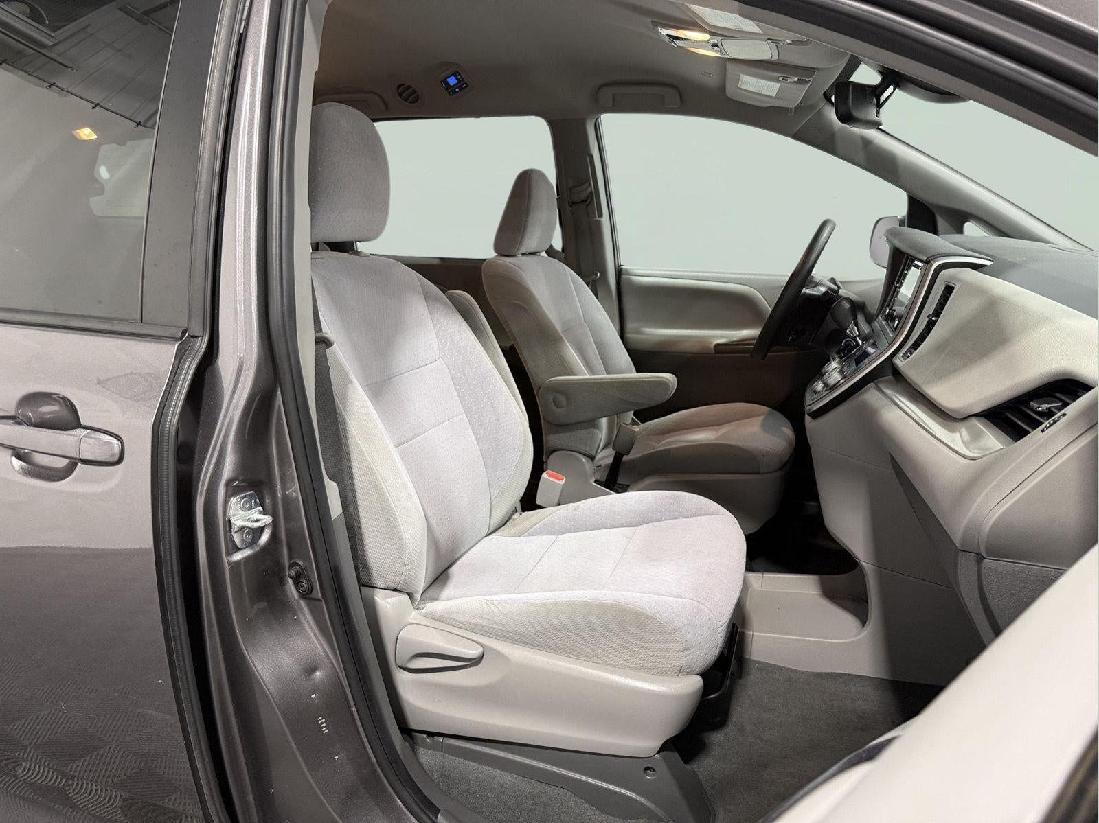 2020 Toyota Sienna LE Mobility 7-Passenger