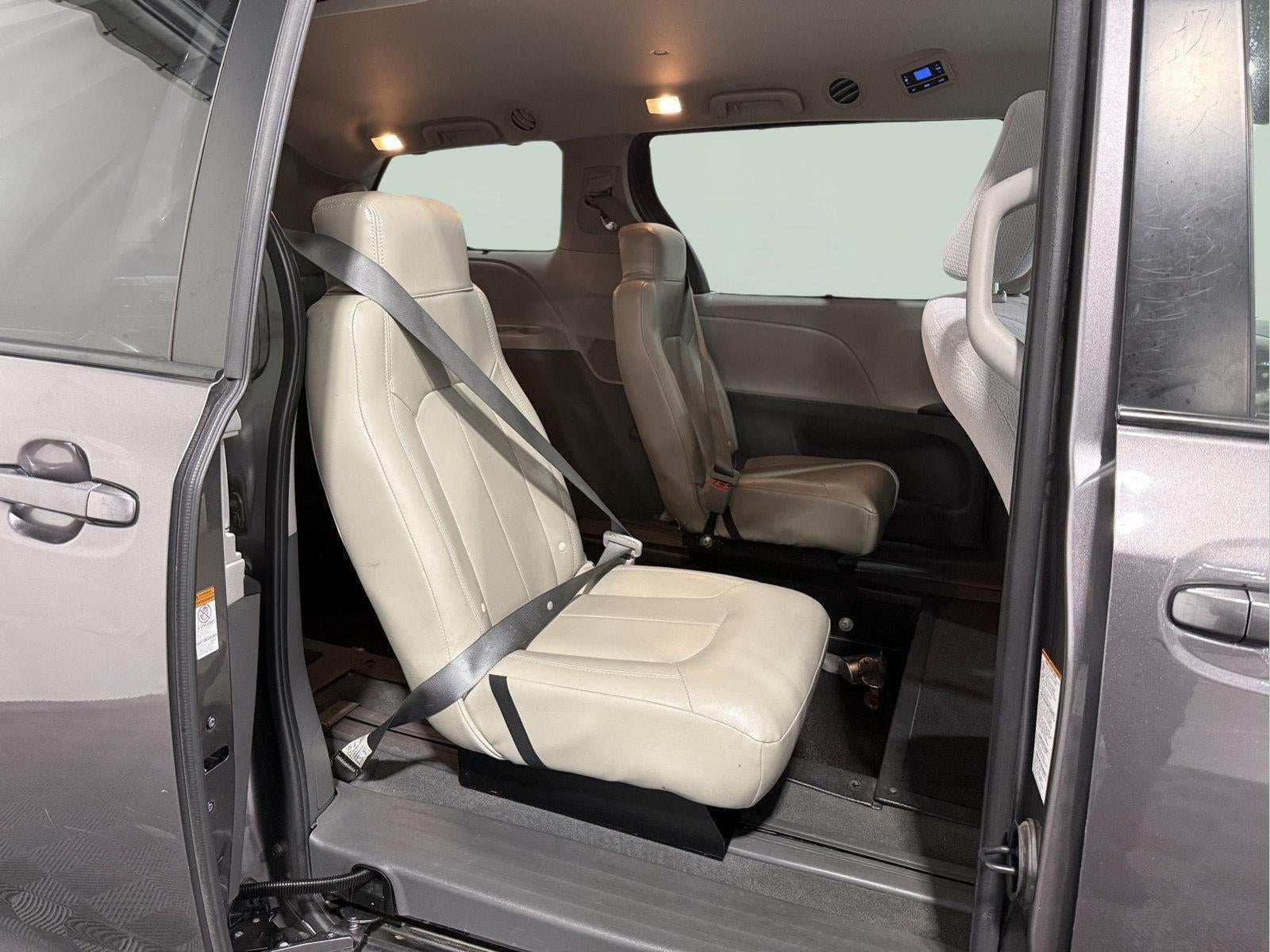 2020 Toyota Sienna LE Mobility 7-Passenger