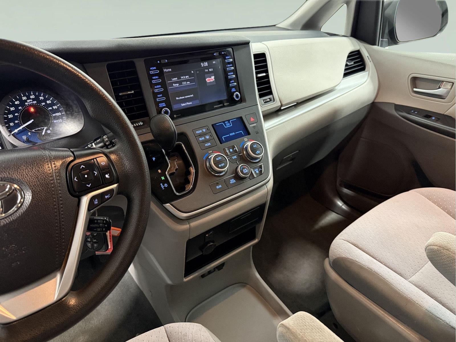 2020 Toyota Sienna LE Mobility 7-Passenger