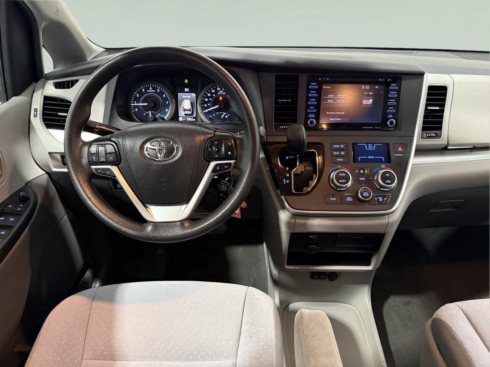 2020 Toyota Sienna LE Mobility 7-Passenger