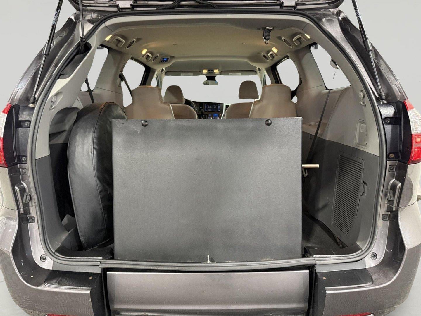 2020 Toyota Sienna LE Mobility 7-Passenger