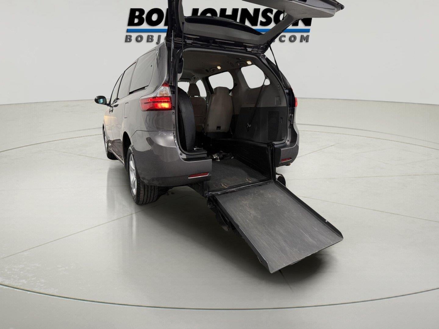 2020 Toyota Sienna LE Mobility 7-Passenger