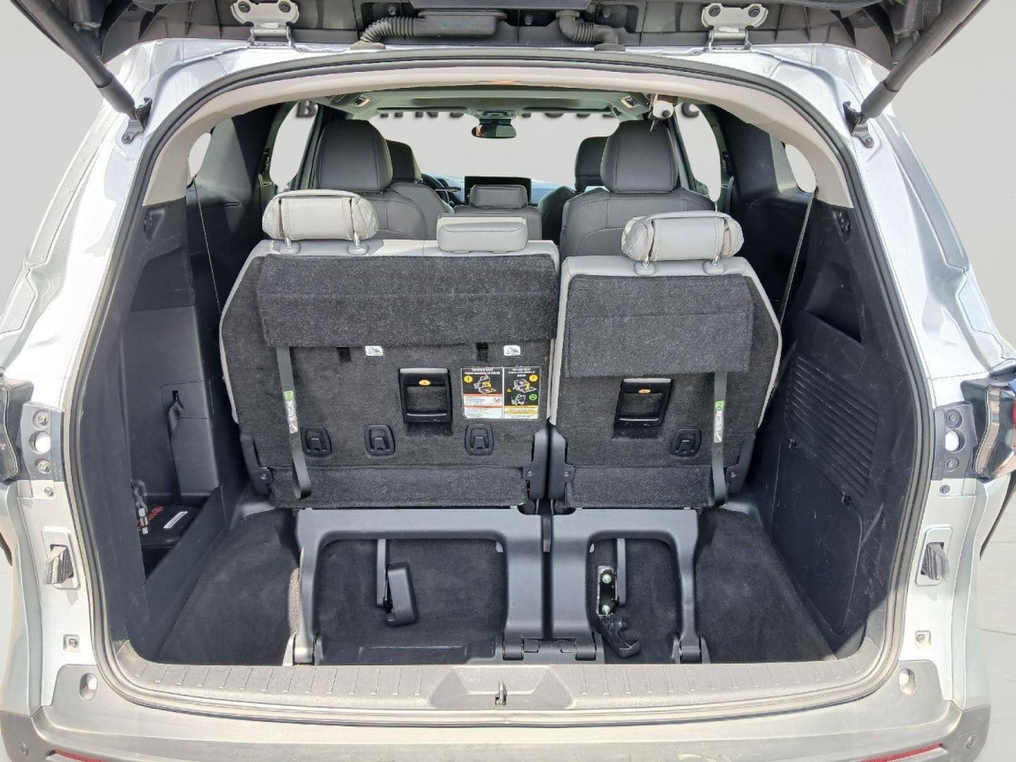 2025 Toyota SIENNA XLE FWD 8-PASSENGER