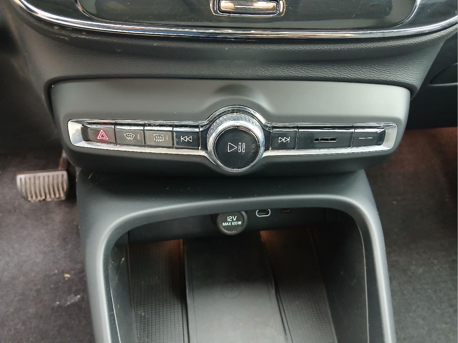 2025 Volvo Xc40 Ultra Dark Theme