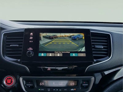 2022 Honda Pilot Touring w/Rear Captain's Chairs