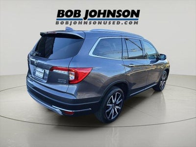 2022 Honda Pilot Touring w/Rear Captain's Chairs