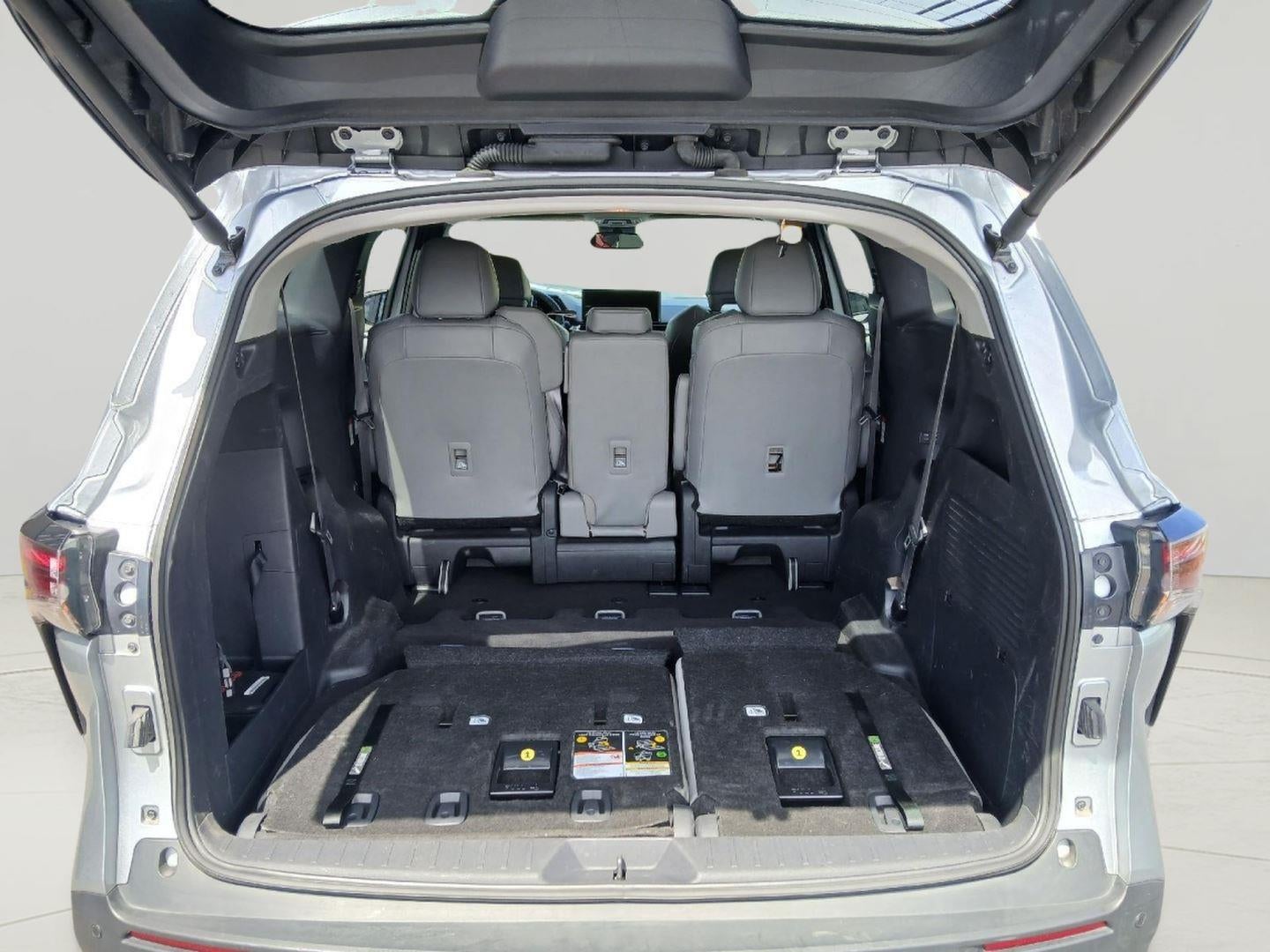 2025 Toyota Sienna XLE FWD 8-PASSENGER
