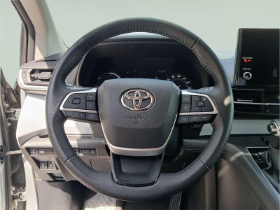 2025 Toyota Sienna XLE FWD 8-PASSENGER