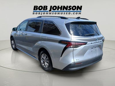 2025 Toyota Sienna XLE FWD 8-PASSENGER