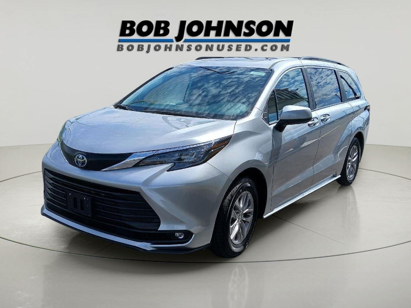 2025 Toyota Sienna XLE FWD 8-PASSENGER