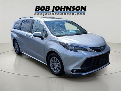 2025 Toyota Sienna XLE FWD 8-PASSENGER
