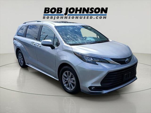 2025 Toyota Sienna XLE FWD 8-PASSENGER