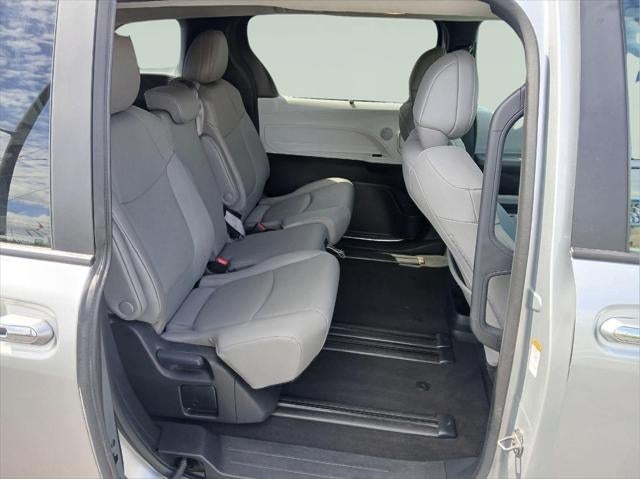 2025 Toyota Sienna XLE FWD 8-PASSENGER