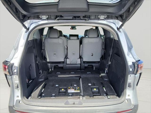 2025 Toyota Sienna XLE FWD 8-PASSENGER
