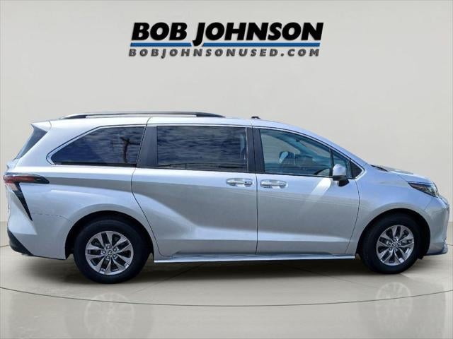 2025 Toyota Sienna XLE FWD 8-PASSENGER