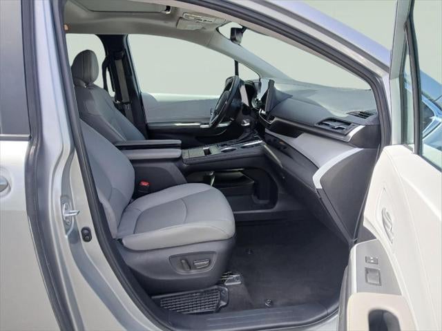 2025 Toyota Sienna XLE FWD 8-PASSENGER