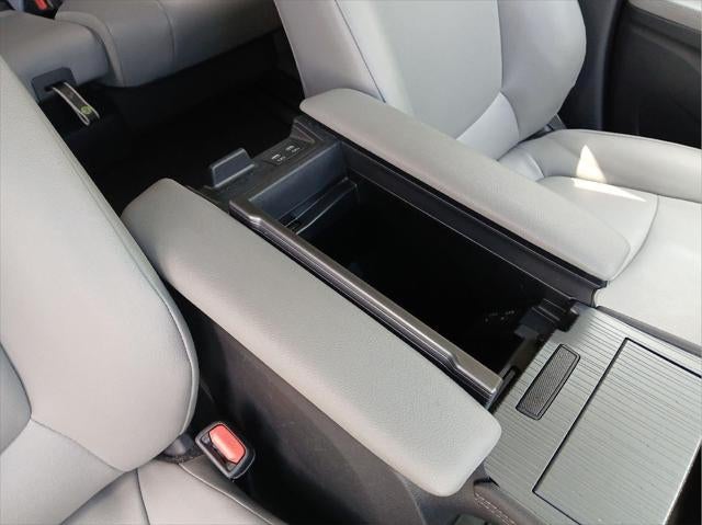 2025 Toyota Sienna XLE FWD 8-PASSENGER