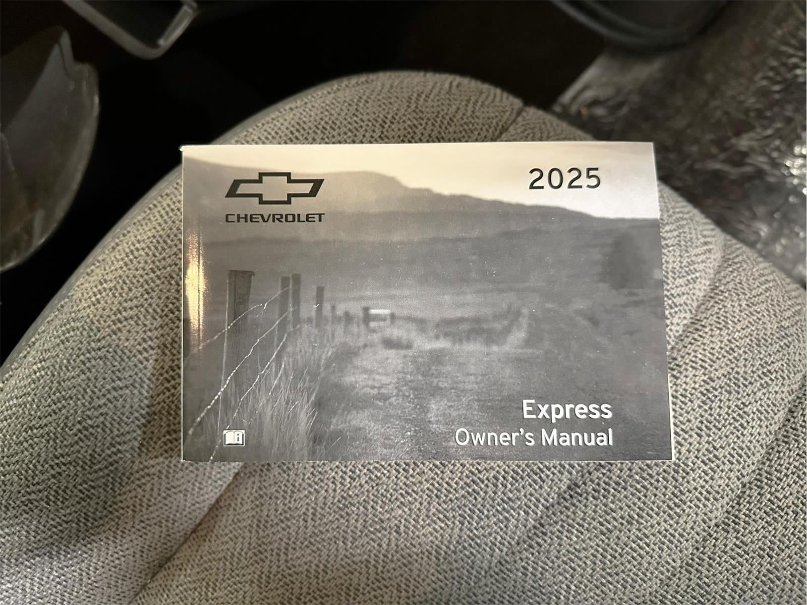 2025 Chevrolet Express Passenger 3500 1LT