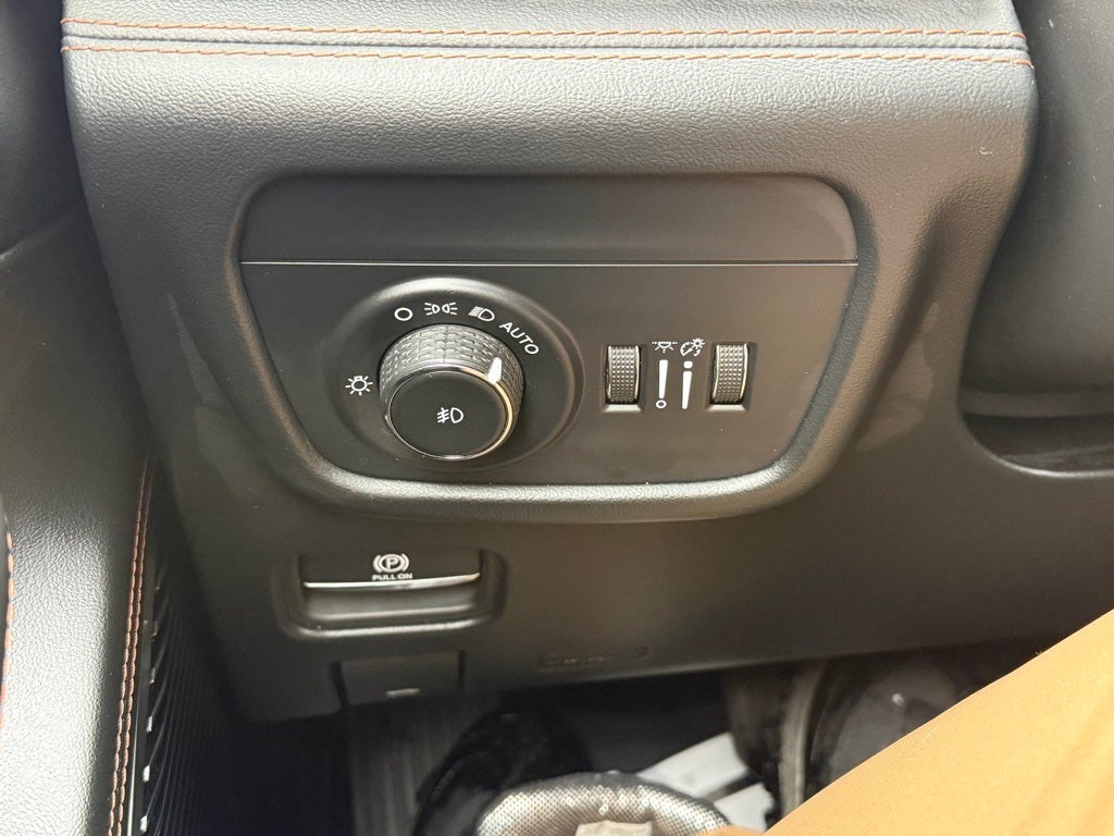 2023 Jeep Grand Cherokee Summit CARBRAVO!