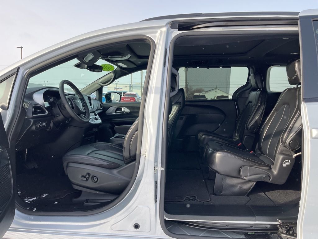 2024 Chrysler Pacifica Touring L S APPERANCE PACKAGE