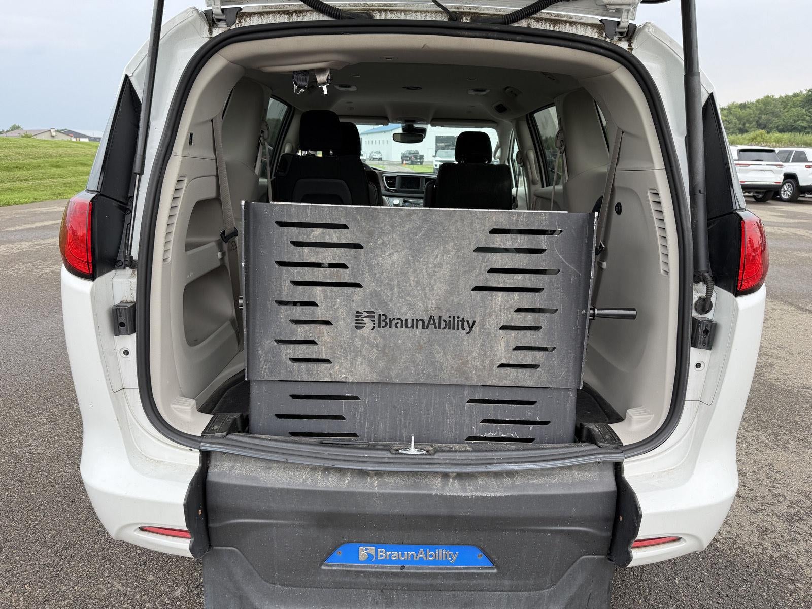 2023 Chrysler Voyager LX